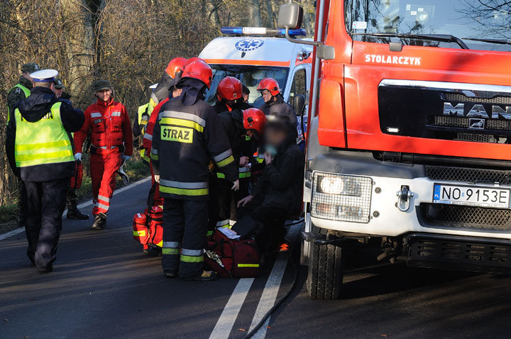 Astrą uderzyli w drzewo - 3 osoby w szpitalu
