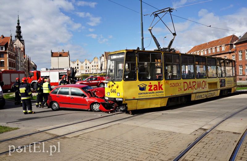 Seatem wjechał pod tramwaj