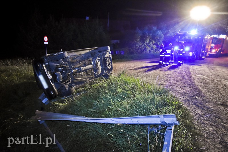 Opel zatrzymał się na boku