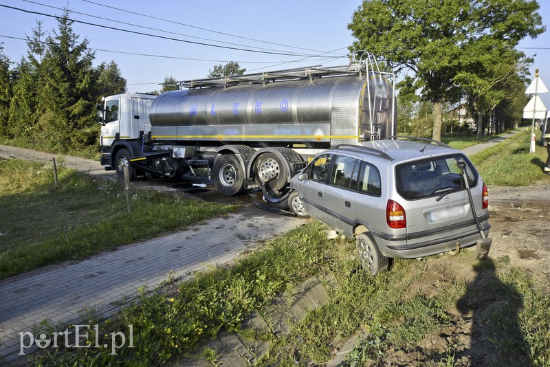 Zderzenie opla z ciężarówką przy wyprzedzaniu