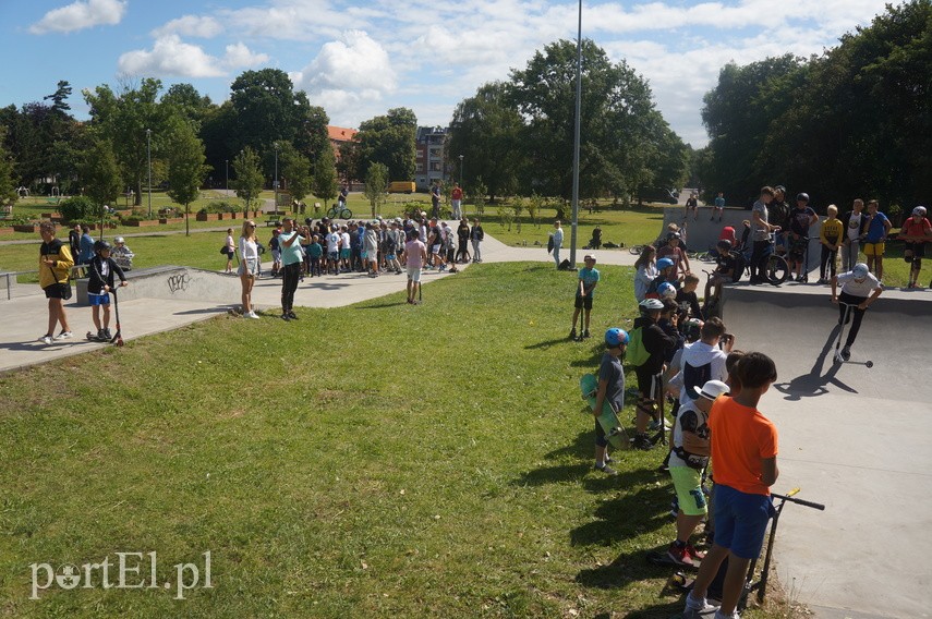Hulajnogowe show w skateparku
