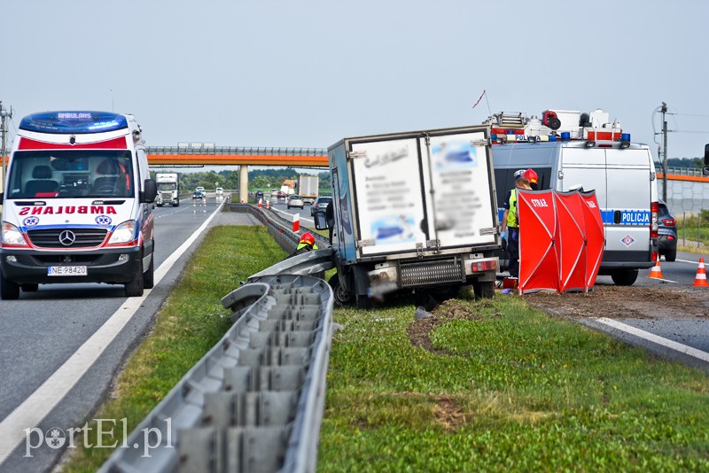 Wypadek na S7. Auto dostawcze uderzyło w barierki