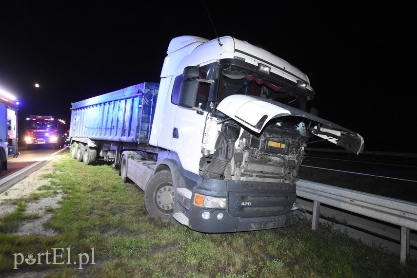Zderzenie ciężarówki z mercedesem na trasie S7