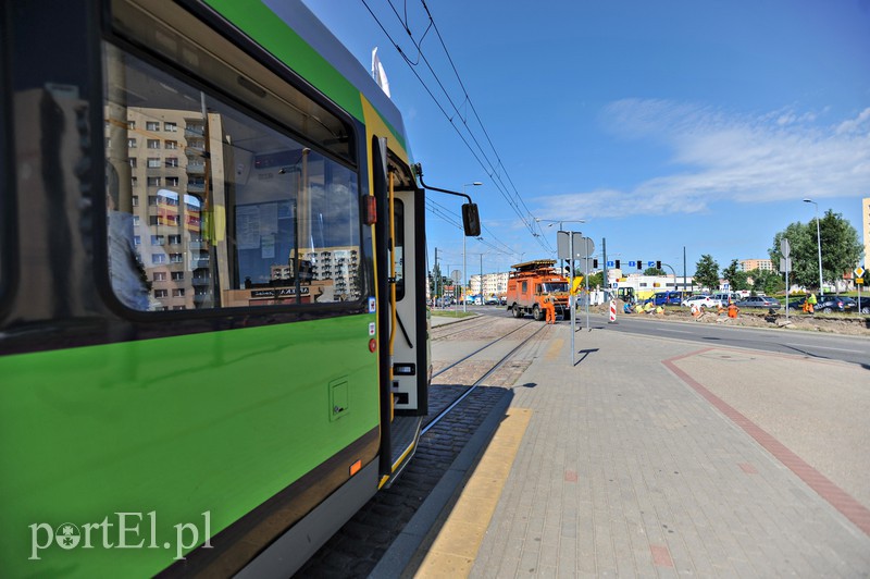 Paraliż na torach, koparka uszkodziła trakcję tramwajową