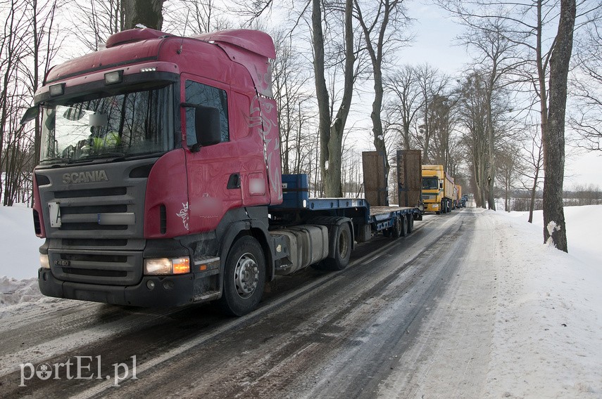 Lód, śnieg, ciężarówki wpadają do rowów”