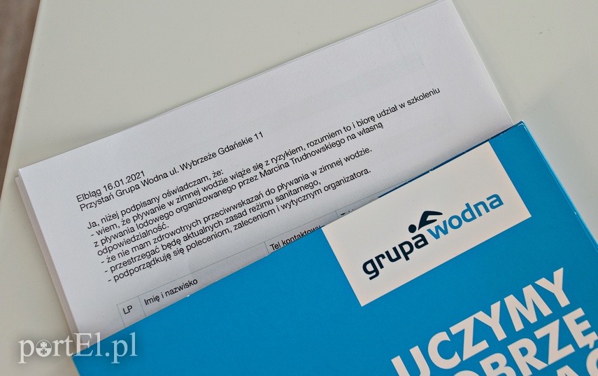 Pływali w lodowatej rzece