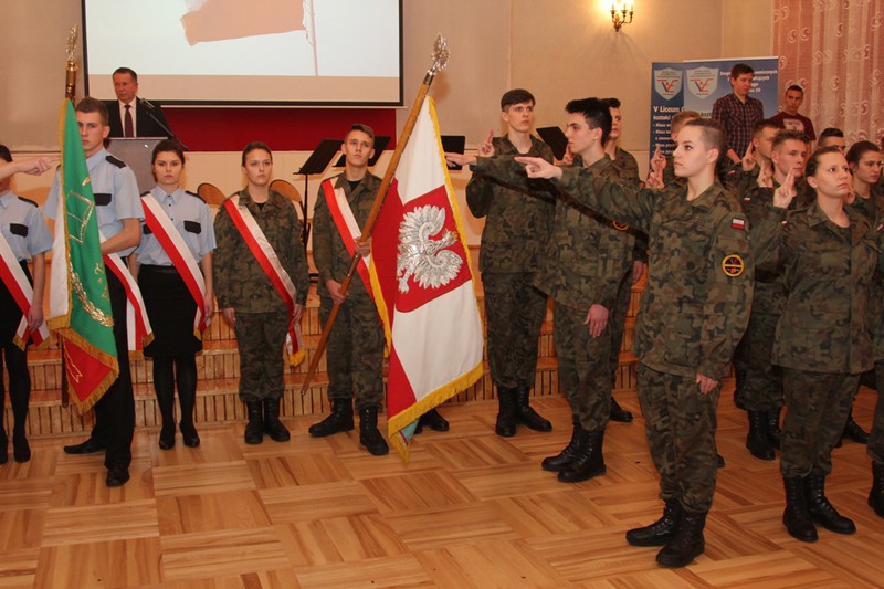  Ślubowanie klas mundurowych w „ekonomiku”
