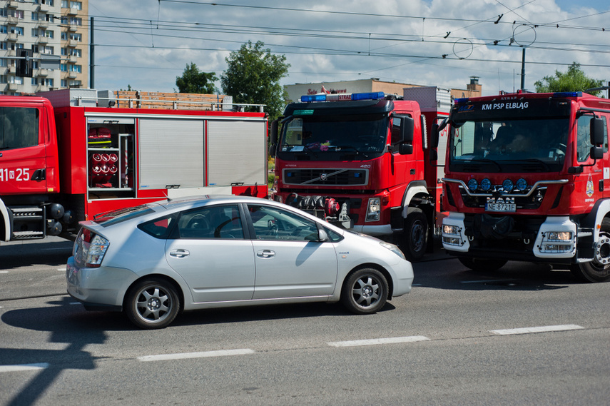 Kolizja 4 aut na czerwonym świetle
