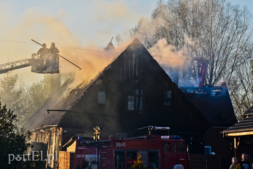 Pożar domu w Wiśniewie, z ogniem walczyło 34 strażaków