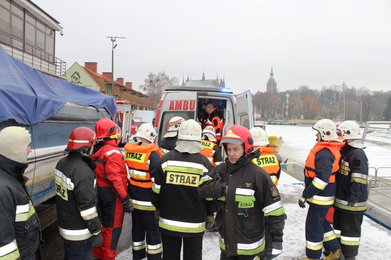 Nie mógł wrócić z lodu. Pomogła SG i strażacy