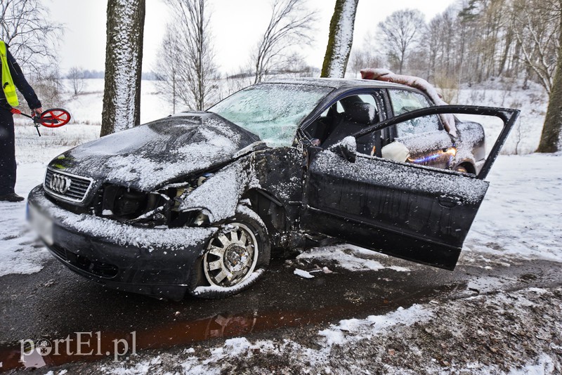 Ślisko na drogach, kobieta uderzyła w drzewo
