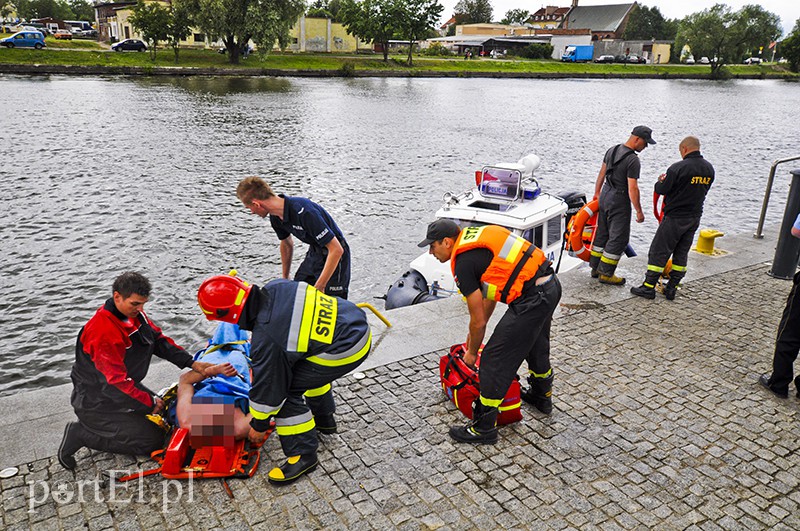  Skoczył do rzeki, uratowali go strażacy i policjanci