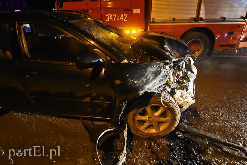 Uderzył w auto, stojce na poboczu