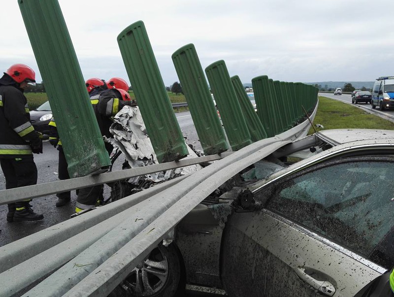 Mercedes wbił się w barierkę
