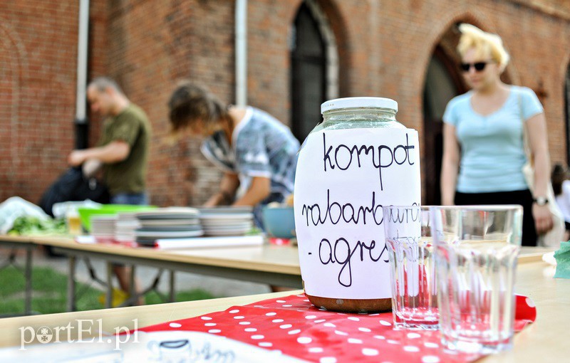 Na trawce przed Galerią