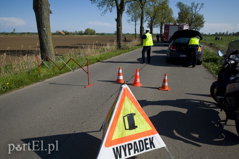 Autobus uderzył w drzewo. Są ranni