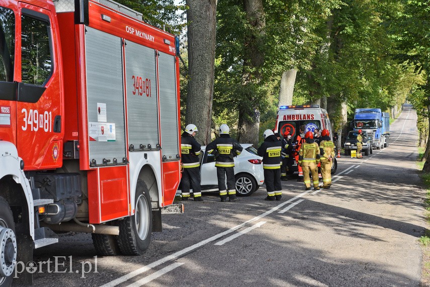 Uderzył w drzewo, bo zapalał papierosa