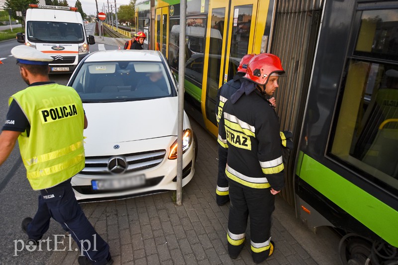 Zderzenie tramwaju z mercedesem
