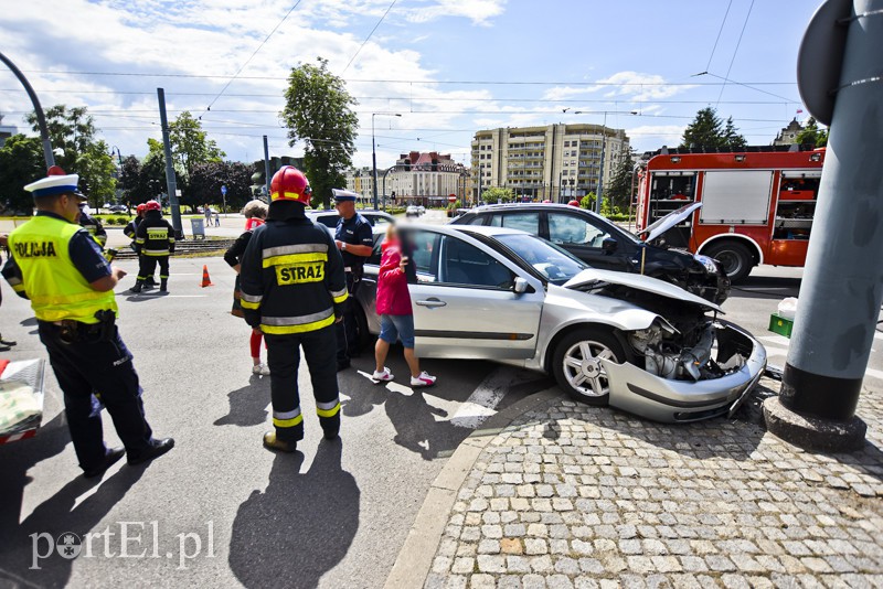 Kolizja dwóch renault przy szkole muzycznej
