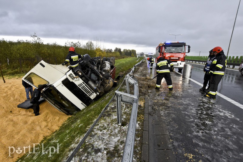 Ciężarówka w rowie, utrudnienia na obwodnicy