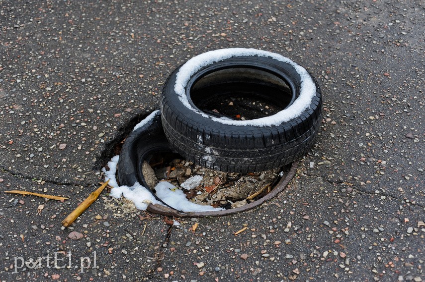 O śmieciach między drogą a rzeką