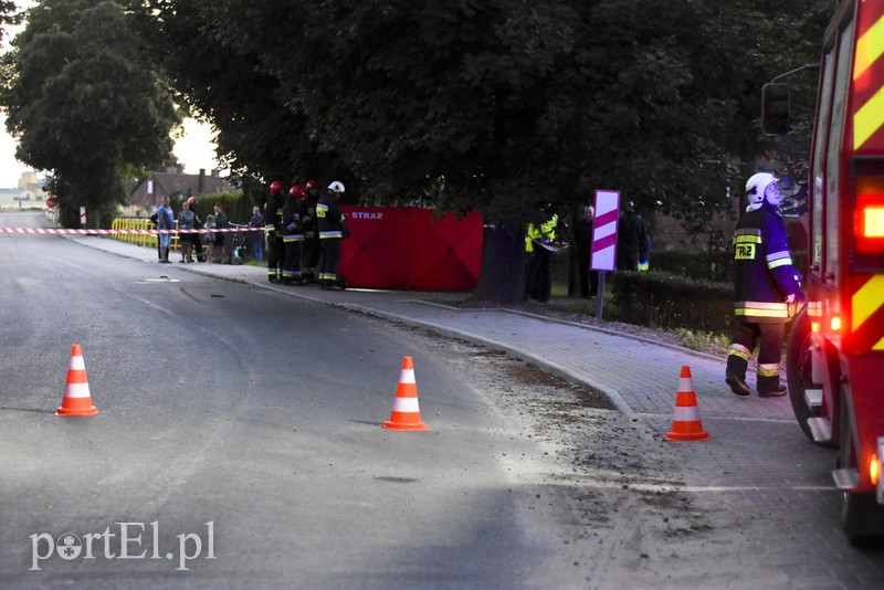 Motocyklista zginął po uderzeniu w drzewo
