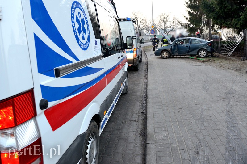 Stawidłowa: renault ścięło lampę. Kierowca pod wpływem alkoholu
