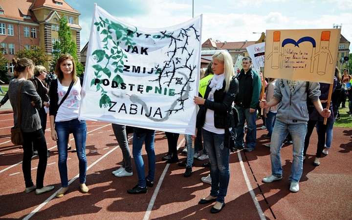 Statystyki alarmują: Coraz młodsi sięgają po papierosa