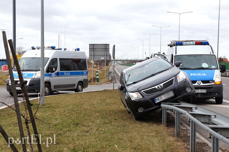 Nietypowe parkowanie. Kierowca pijany?