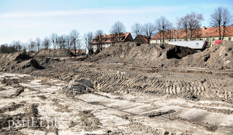 Równają teren pod budowę basenu