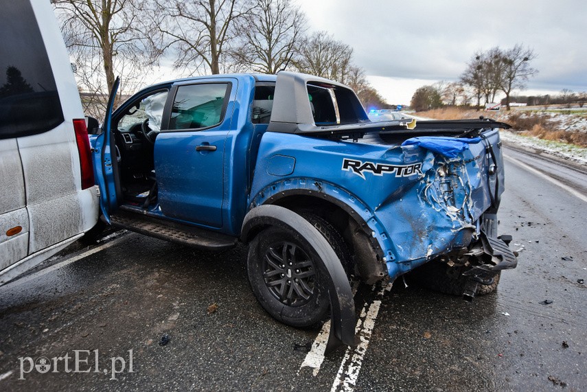 W Komorowie Żuławskim zderzyły się SUV, pickup i bus