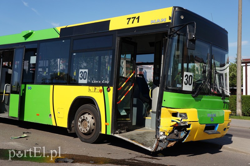 Wymusił pierwszeństwo i uderzył w autobus