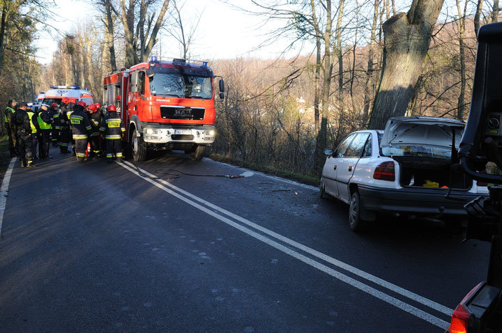 Astrą uderzyli w drzewo - 3 osoby w szpitalu
