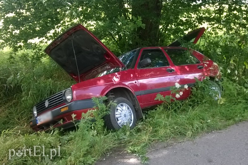 Golf wylądował w rowie - wypadek Wiśniewo