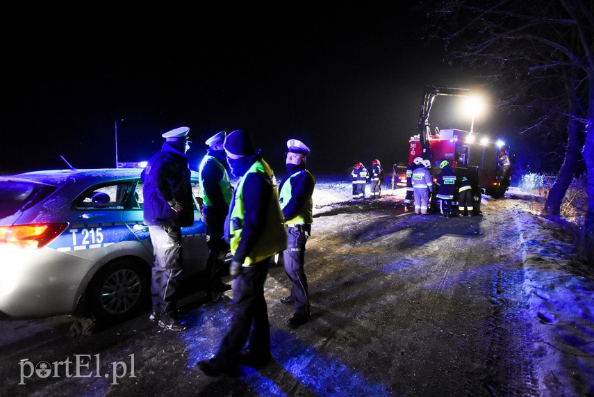 Vw polo dachował do rowu z wodą, trzy osoby w szpitalu