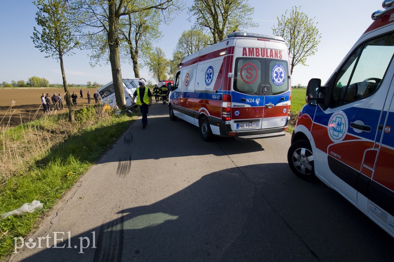 Autobus uderzył w drzewo. Są ranni