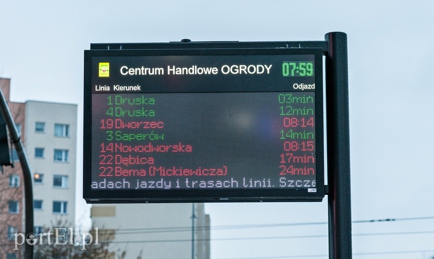 Zielony autobus ulicami miasta mknie..