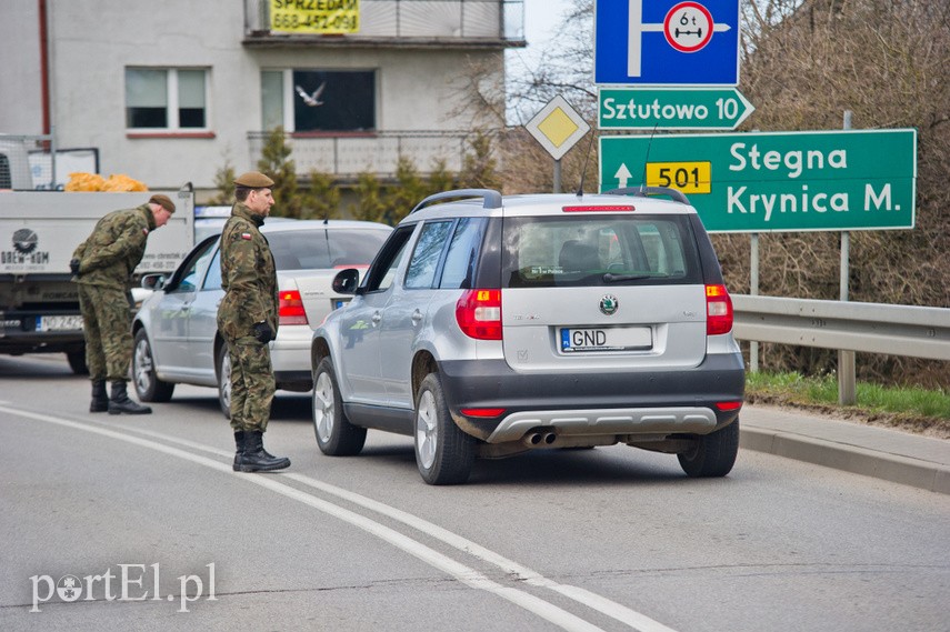 Policjanci kontrolują kierowców wjeżdżających na Mierzeję Wiślaną