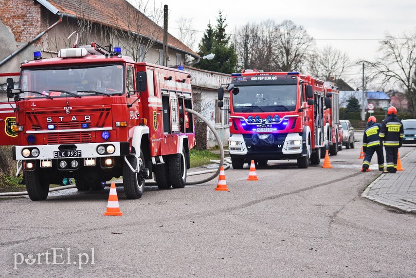 Pożar poddasza ponad 100-letniej kamienicy w Gronowie Elbląskim