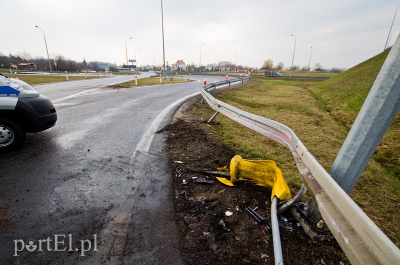 Wpadł w poślizg i uderzył w barierkę
