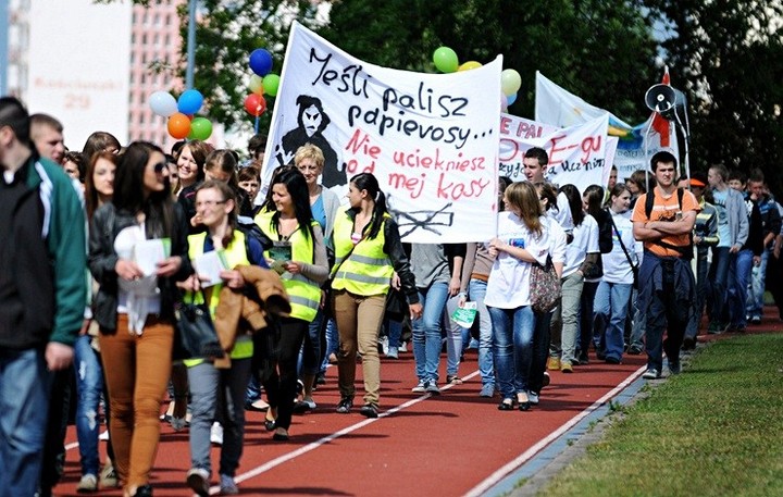Statystyki alarmują: Coraz młodsi sięgają po papierosa