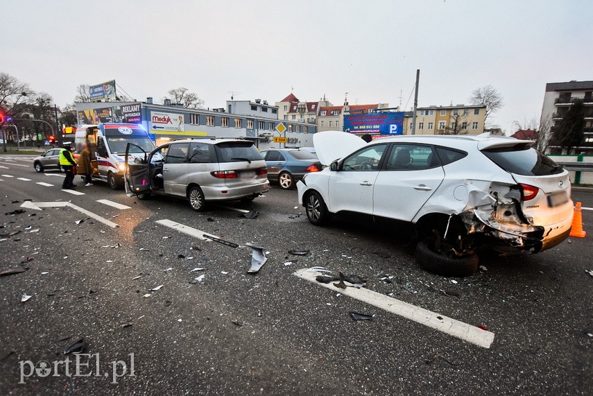 Utrudnienia na 12 Lutego po zderzeniu trzech aut