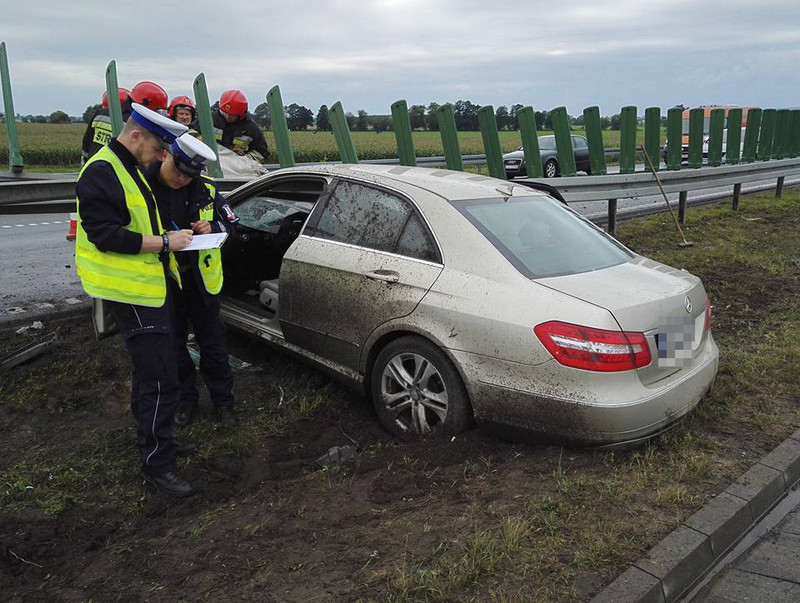 Mercedes wbił się w barierkę