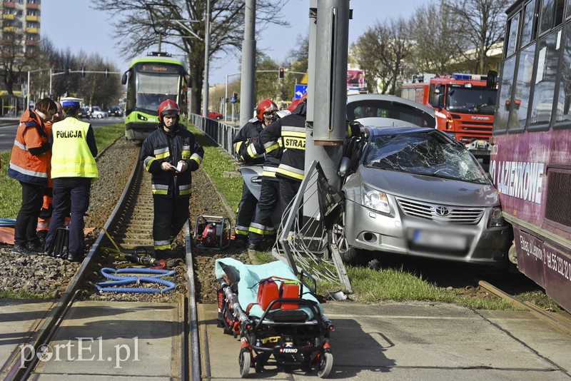 Wjechał toyotą pod tramwaj