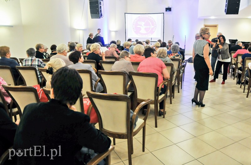  Oby nowych koleżanek było jak najmniej