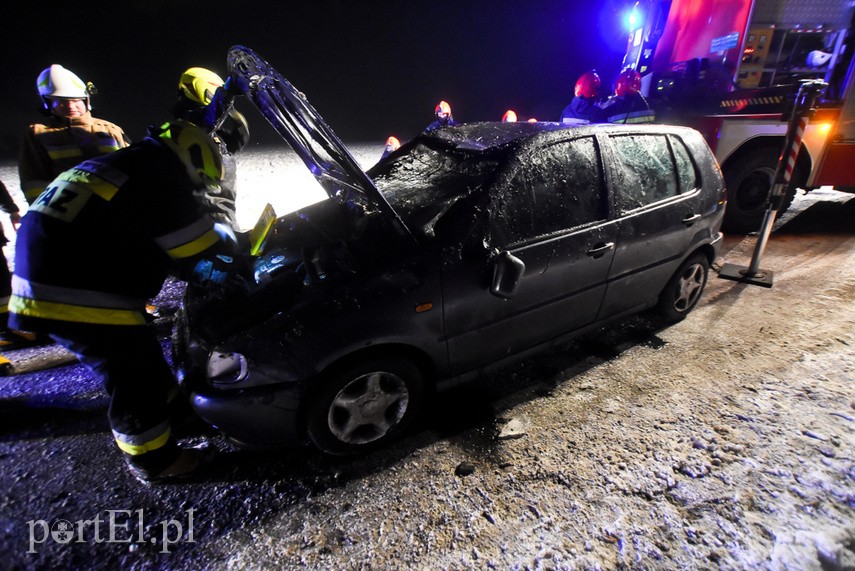Vw polo dachował do rowu z wodą, trzy osoby w szpitalu