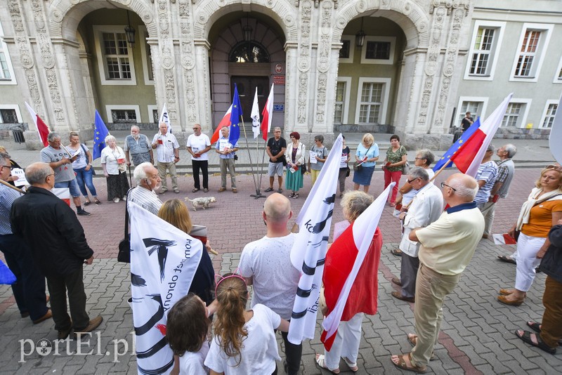 Władza, w sposób cyniczny, robi z nas poddanych
