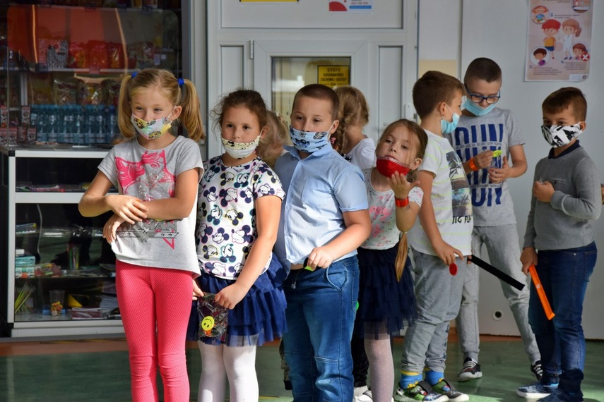 Świeć przykładem - policjanci rozdawali odblaski