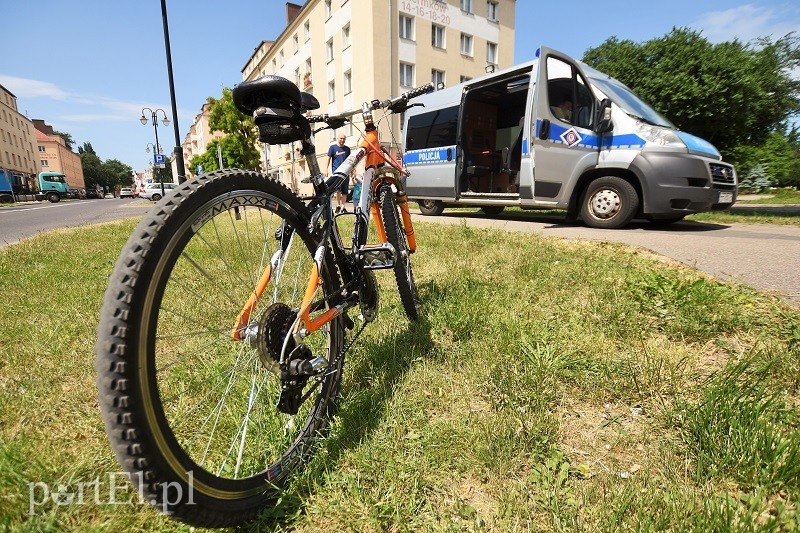  12-latek wjechał rowerem wprost pod samochód