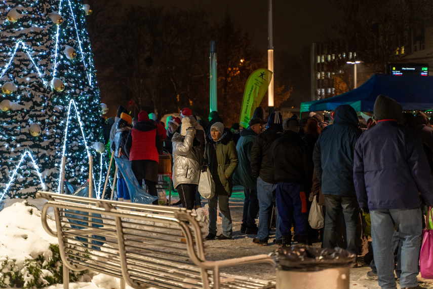 Wspólny posiłek i kolędowanie. 